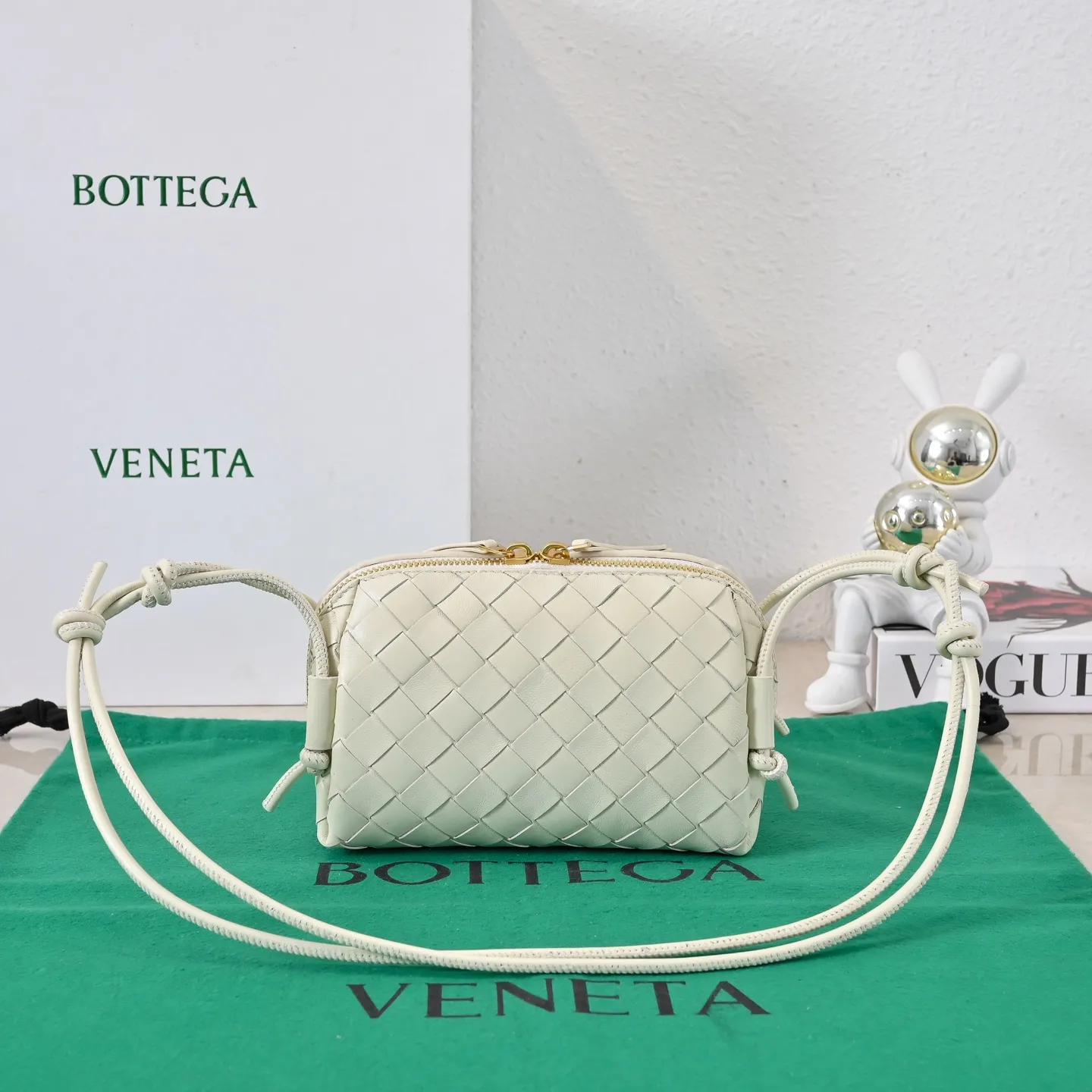 Batch 1260 #Bv The new Concert pouch is the most beautiful and practical mini bag I have ever seen 🎈 The bag body adopts the classic lntrecciato weaving process✅ It is equipped with a leather double-headed zipper, the opening is wide, easy to take and put, the shoulder strap knot can be slid to adjust the length freely, that is, 🉑️crossbody/underarm, and can be used as a clutch bag. Small body, large capacity, so practical! The key is that it is extremely versatile! Come and buy this small, exquisite, beautiful and versatile bag 👍 Model: 4258 Size: 18.5*11.5*8.5